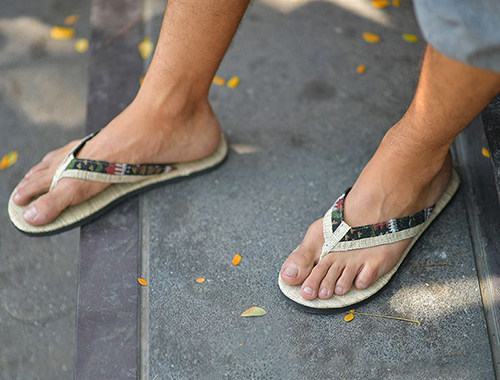 Can you wear flip-flops to work?