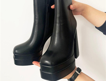 HOW TO WEAR ANKLE BOOTS WITH JEANS