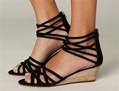3 Great Ways to Pair Flat Sandals with A Dress