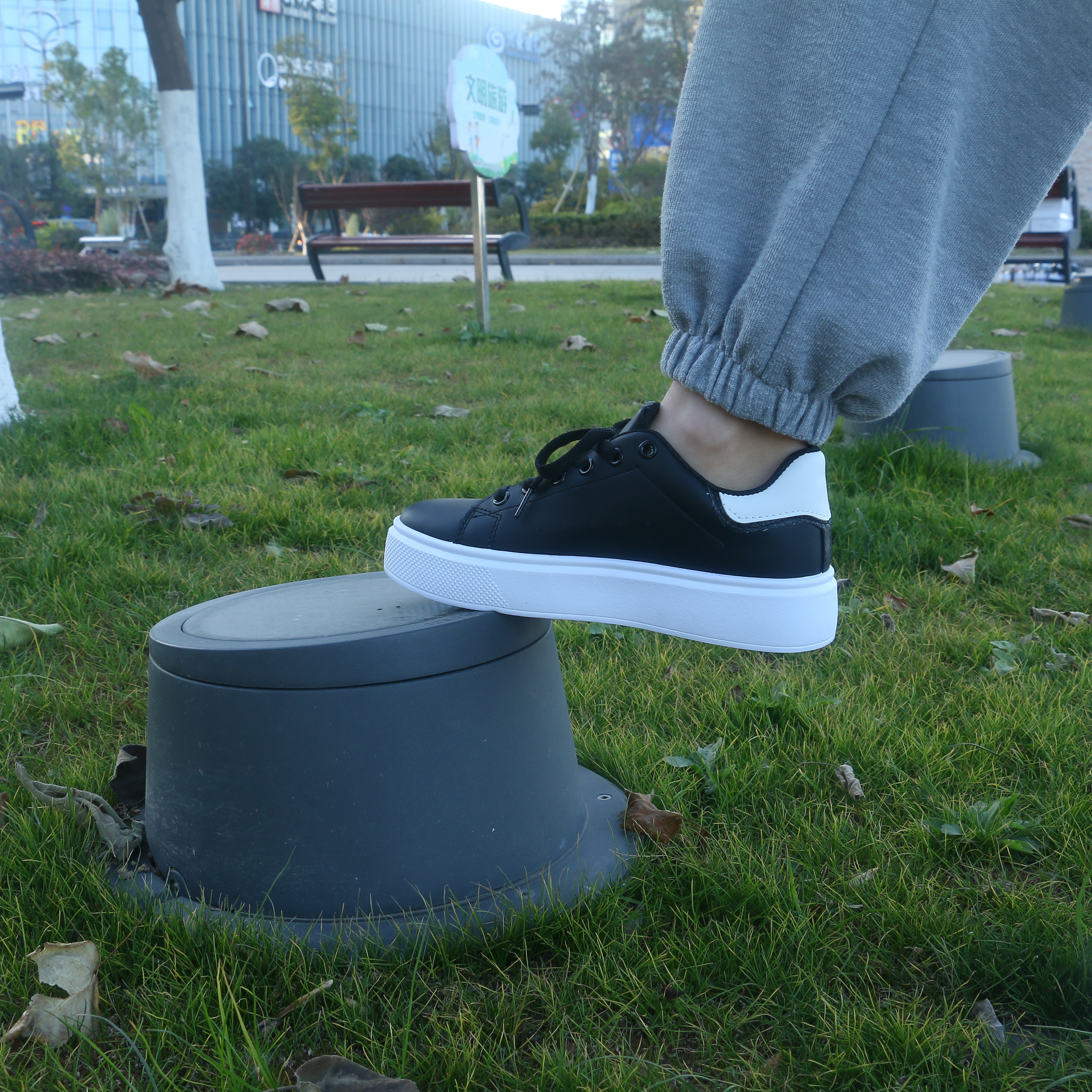 Soft Bottom Comfortable Stylish And Simple Cricket Trending Sports Shoes