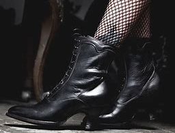 What Shoes Are Necessary in Women's Shoe Cabinets?