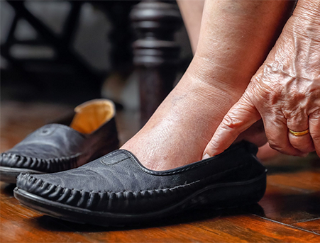 What are the precautions when buying shoes for the elderly?