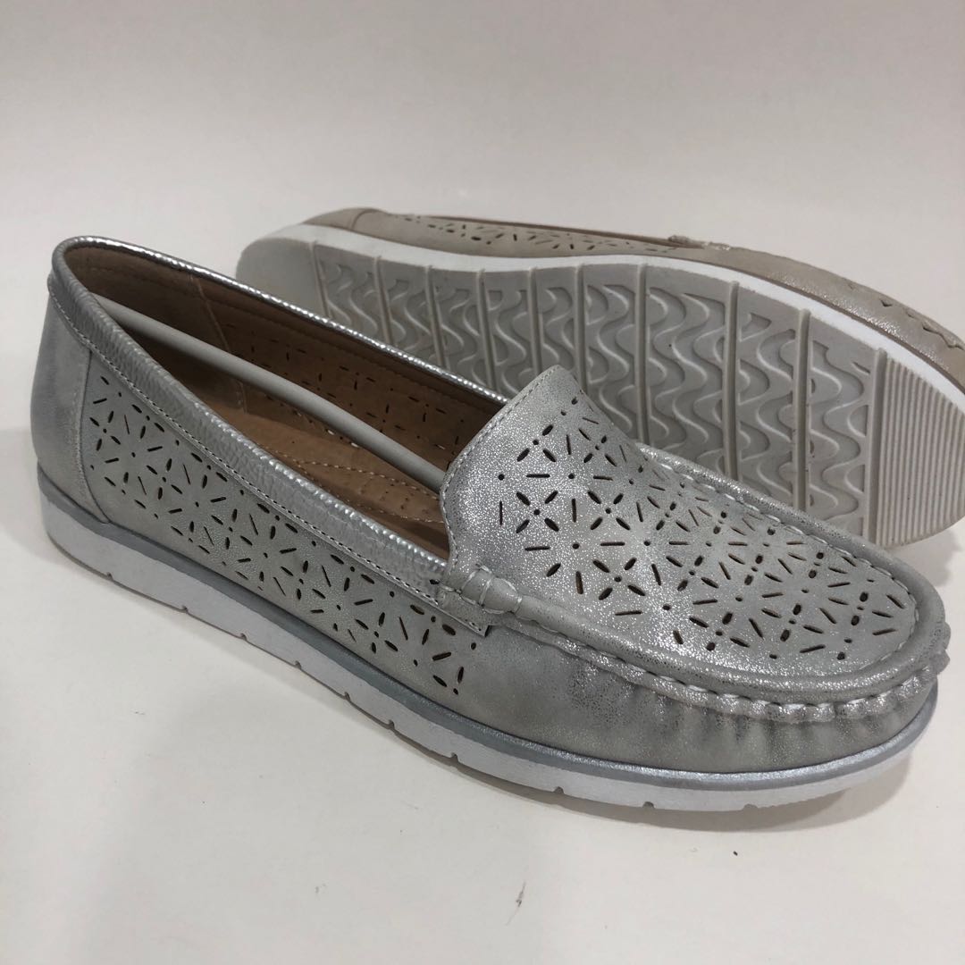 New Women Flat Leather Shoes Casual With Soft Bottom Slip On Heart Comfortable Mom Work Shoes